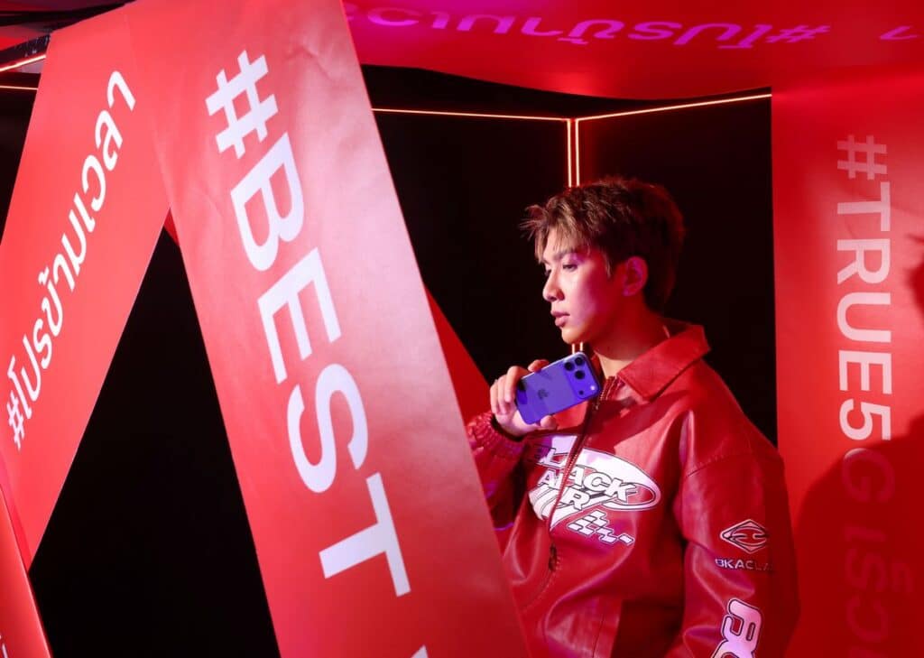MAY PR 2025 09 19 071821 ทรู สร้างมิติใหม่ดูแลลูกค้า ส่งมอบเครื่อง iPhone 17 Pro และ iPhone Air