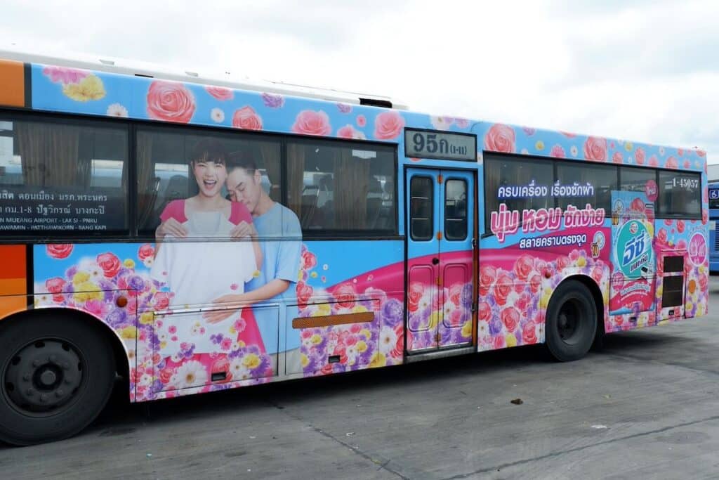 MAY PR 2025 11 04 110520 แอทแทค อีซี่ ปรับตัวตามเทรนด์ผู้บริโภค เปิดตัว ผงซักฟอกผสมสารปรับผ้านุ่ม นวัตกรรมใหม่เพื่อชีวิตที่ง่ายขึ้น ให้ผ้าหอม นุ่ม ครบจบในถุงเดียว!