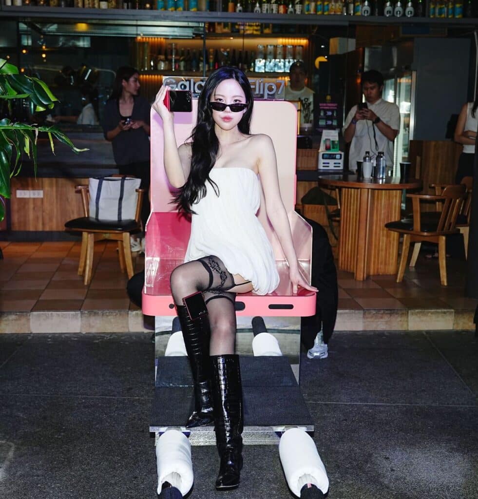 ซัมซุง ดึง 2 สาว แพต-ชญานิษฐ์ เจนิส-เจณิสตา เข้าบ้าน TeamGalaxy ชูภาพมือถือจอพับที่ตัวจี๊ดต้องมี จัดงาน "เปิดตี้ไอ่เพื่อนรักจอพับ" 18 MAY PR 2025 12 20 193342 ซัมซุง ดึง 2 สาว แพต-ชญานิษฐ์ เจนิส-เจณิสตา เข้าบ้าน TeamGalaxy ชูภาพมือถือจอพับที่ตัวจี๊ดต้องมี จัดงาน "เปิดตี้ไอ่เพื่อนรักจอพับ"