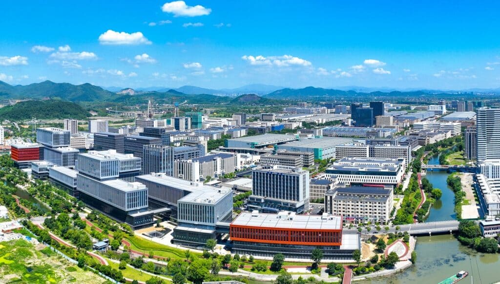 25022026 1 Yuhang Economic Development Zone Qihang Road Connects to a New Industrial Future นครหางโจวเคาะชื่อ “ถนนฉีหาง” ยกระดับโครงข่ายคมนาคมในเขตเศรษฐกิจหยูฮัง ขับเคลื่อนอุตสาหกรรมแห่งอนาคต