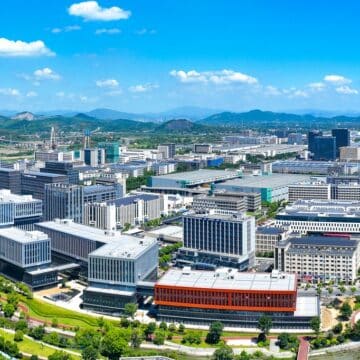 25022026 1 Yuhang Economic Development Zone Qihang Road Connects to a New Industrial Future นครหางโจวเคาะชื่อ “ถนนฉีหาง” ยกระดับโครงข่ายคมนาคมในเขตเศรษฐกิจหยูฮัง ขับเคลื่อนอุตสาหกรรมแห่งอนาคต