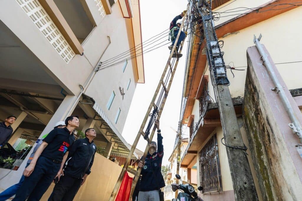 MAY PR 2026 02 13 123235 ทรูร่วมตำรวจ บก.ปอท. และ กสทช. บุกตรวจอาคารต้องสงสัย อ.แม่สาย ตัดอุปกรณ์ส่งเน็ตข้ามแดน เร่งขยายผลเครือข่ายปราบมิจฉาชีพเพื่อความปลอดภัยไซเบอร์ของคนไทย