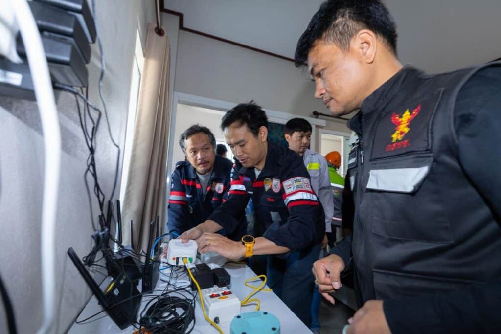 MAY PR 2026 02 13 123251 ทรูร่วมตำรวจ บก.ปอท. และ กสทช. บุกตรวจอาคารต้องสงสัย อ.แม่สาย ตัดอุปกรณ์ส่งเน็ตข้ามแดน เร่งขยายผลเครือข่ายปราบมิจฉาชีพเพื่อความปลอดภัยไซเบอร์ของคนไทย