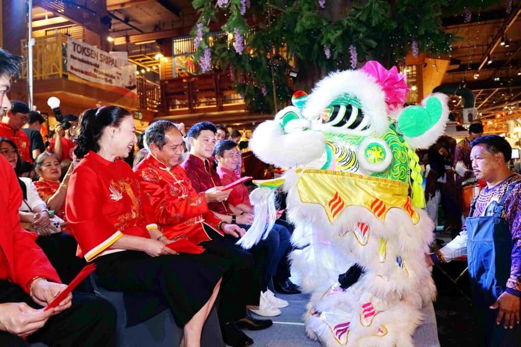 เมืองสุขสยาม ณ ไอคอนสยาม ต้อนรับเทศกาลตรุษจีนปีม้าไฟ ในงาน สุขสยาม “มหัศจรรย์ ตรุษจีน มั่งมี ศรีสุข” ร่วมสักการะขอพร 3 เทพ และองค์ “เทพกวนอู ขี่ม้าเช็กเธาว์” ตื่นตาประติมากรรมโคมไฟสุดอลังการ ช้อปชิมคาราวานอาหารมงคลสุดเลิศรส 10 MAY PR 2026 02 13 172507 เมืองสุขสยาม ณ ไอคอนสยาม ต้อนรับเทศกาลตรุษจีนปีม้าไฟ ในงาน สุขสยาม “มหัศจรรย์ ตรุษจีน มั่งมี ศรีสุข” ร่วมสักการะขอพร 3 เทพ และองค์ “เทพกวนอู ขี่ม้าเช็กเธาว์” ตื่นตาประติมากรรมโคมไฟสุดอลังการ ช้อปชิมคาราวานอาหารมงคลสุดเลิศรส