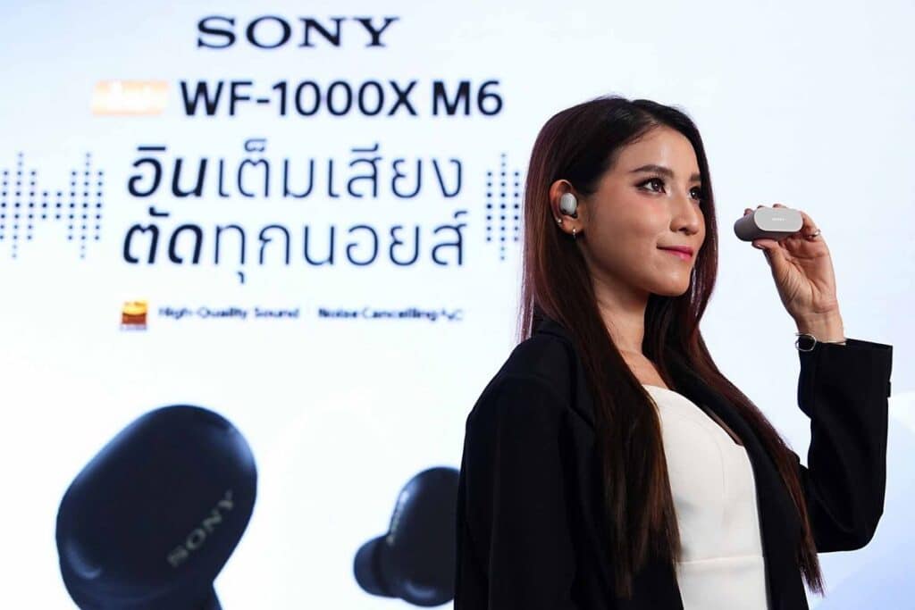 MAY PR 2026 02 25 134352 โซนี่ไทยเปิดตัวหูฟังตัดเสียงรบกวนไร้สายแบบ Truly Wireless รุ่นใหม่ WF-1000XM6 “อินเต็มเสียง ตัดทุกนอยส์” ยกระดับประสบการณ์การฟังให้เป็นอย่างที่คนทำเพลงตั้งใจ ด้วยการจูนเสียงจากทีมงานทำเพลงระดับโลก