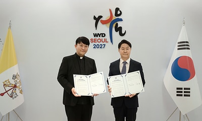 Representatives of Shilla Stay and the WYD Seoul 2027 Local Organizing Committee pose for a commemorative photo following the signing of an agreement to provide accommodations and guest services for World Youth Day Seoul 2027 at Myeongdong Cathedral in Seoul. Pictured are Fr. Simone Nam-kyun Kim, Executive Secretary of the WYD Seoul 2027 Local Organizing Committee (left) and Sang-oh Park, CEO of Shilla HM (right). Representatives of Shilla Stay and the WYD Seoul 2027 Local Organizing Committee pose for a commemorative photo following the signing of an agreement to provide accommodations and guest services for World Youth Day Seoul 2027 at Myeongdong Cathedral in Seoul. Pictured are Fr. Simone Nam-kyun Kim, Executive Secretary of the WYD Seoul 2027 Local Organizing Committee (left) and Sang-oh Park, CEO of Shilla HM (right).