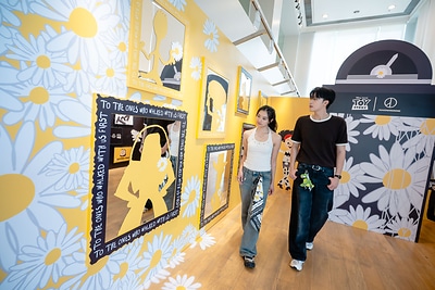 “THE FIRST FAN Photo Zone” at Gallery by the Harbour features nearly 2-metre-tall sculptures of Woody and Buzz Lightyear, a time-travelling elevator installation, and more than 20 Daisy-themed artworks showcased exclusively in Hong Kong. “THE FIRST FAN Photo Zone” at Gallery by the Harbour features nearly 2-metre-tall sculptures of Woody and Buzz Lightyear, a time-travelling elevator installation, and more than 20 Daisy-themed artworks showcased exclusively in Hong Kong.