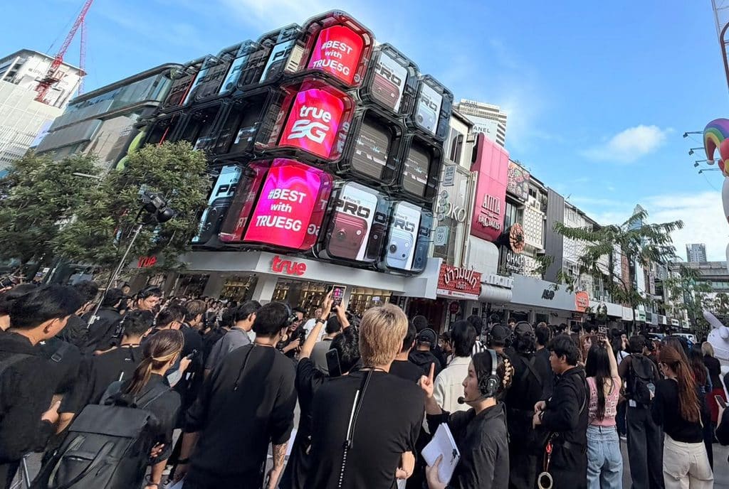 MAY PR 2026 09 18 173854 4 ที่สุดแห่งนวัตกรรม iPhone 18 Pro ผสานสัญญาณที่ดีที่สุดจาก True5G ส่งมอบที่สุดแห่งประสบการณ์ผ่านโดรน ณ 5 ไอคอนิกโลเคชันของกรุงเทพฯพร้อมแพ็กเกจ True5GX เร็วแรงเหนือกว่าไปอีกขั้น พร้อมที่สุด กับส่วนลดค่าเครื่องที่คุ้มสุด เมื่อนำเครื่องเก่าแลกเครื่องใหม่ที่ทรู ดีแทค พิเศษ! “โปรน่าล็อก”  ที่ล็อคราคาซื้อคืนปีหน้า และคุ้มครองเครื่องฟรี 1 ปี "คุ้มค่าตั้งแต่วันที่ซื้อ จนถึงวันที่เปลี่ยนเครื่องใหม่ปีหน้า"